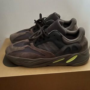 Used Yeezy 700 10-10